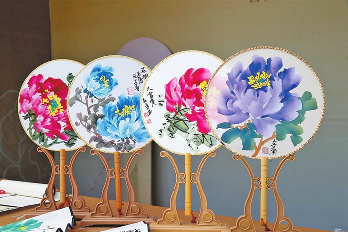 牡丹瓷。河南日报记者 王铮 摄