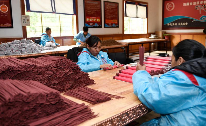 西藏优格仓工贸有限公司的员工在生产优敏芭牌藏香。记者 旦增兰泽 摄