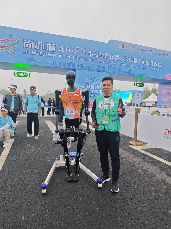 完赛后，贾宁和“天工Ultra”合影。 受访者供图