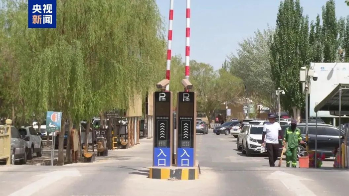 △甘肃敦煌月牙泉景区停车场