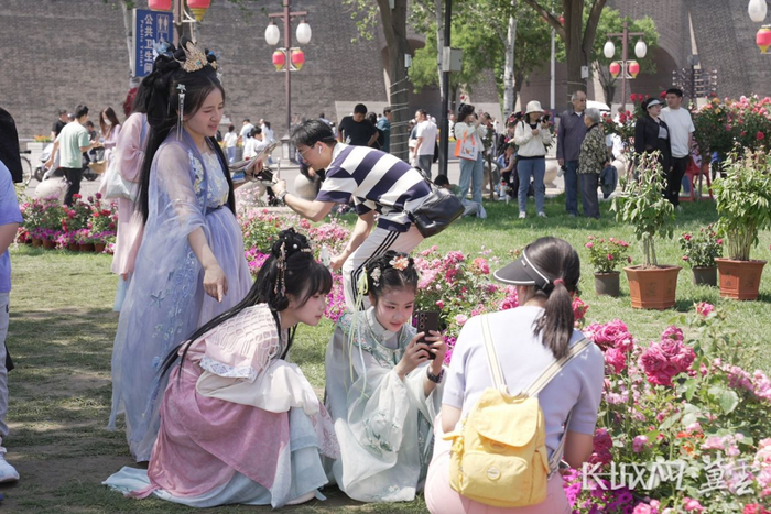 身着古装造型的女孩们在正定古城拍照。长城网·冀云客户端记者 姚杰 摄