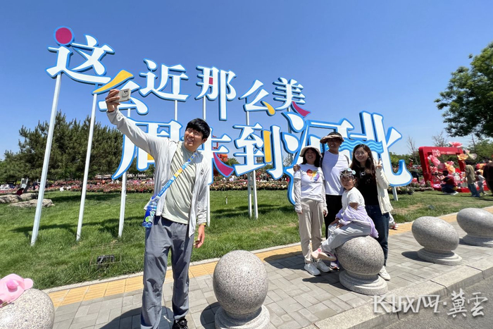 游客在石家庄正定古城拍照留念。长城网·冀云客户端记者 耿佳 摄