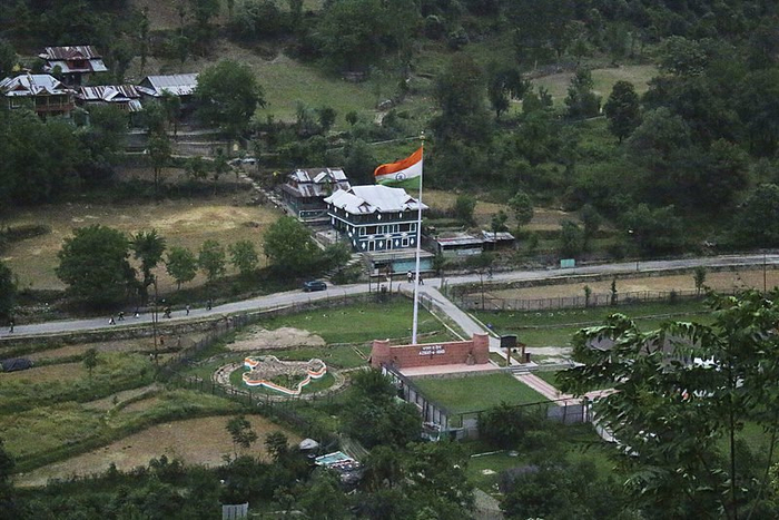 △巴控克什米尔地区尼勒姆山谷，远眺印军哨所。