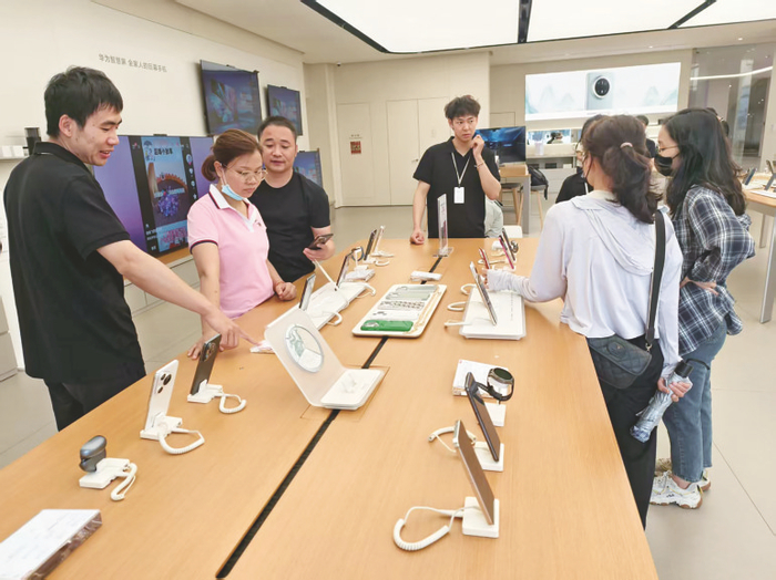     市民选购电子产品。