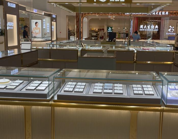 鸿坤广场金饰销售柜台 时代周报/摄