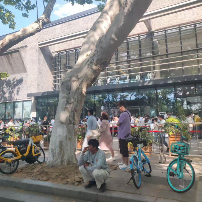 《黑神话：悟空》艺术展人气爆棚，中国美院美术馆外大排长龙（财联社记者摄）