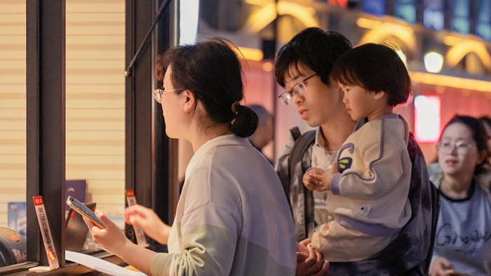 游客排队购票（央广网发  王明  摄）