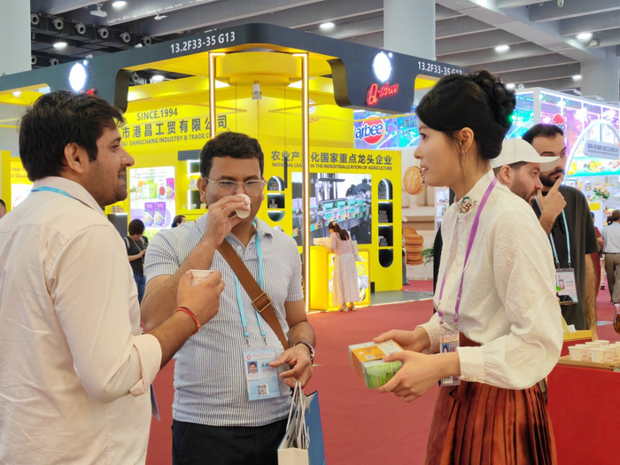 客商试品茶水。人民网 宁玉瑛摄