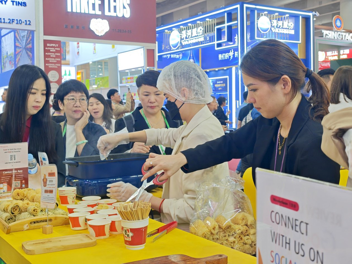 马来西亚参展商煮豆制品给客商品尝。人民网 朴馨语摄