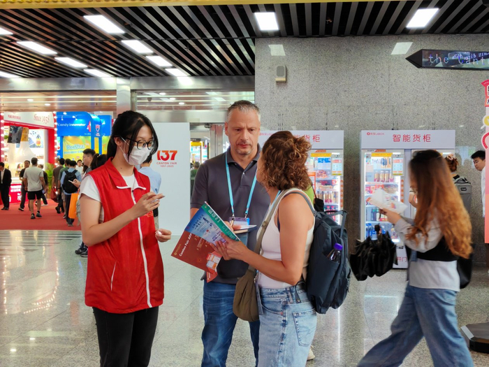 志愿者为客商解答疑问。人民网 宁玉瑛摄