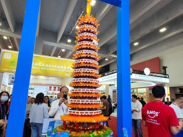 客商给“糖果塔”拍照。人民网 宁玉瑛摄