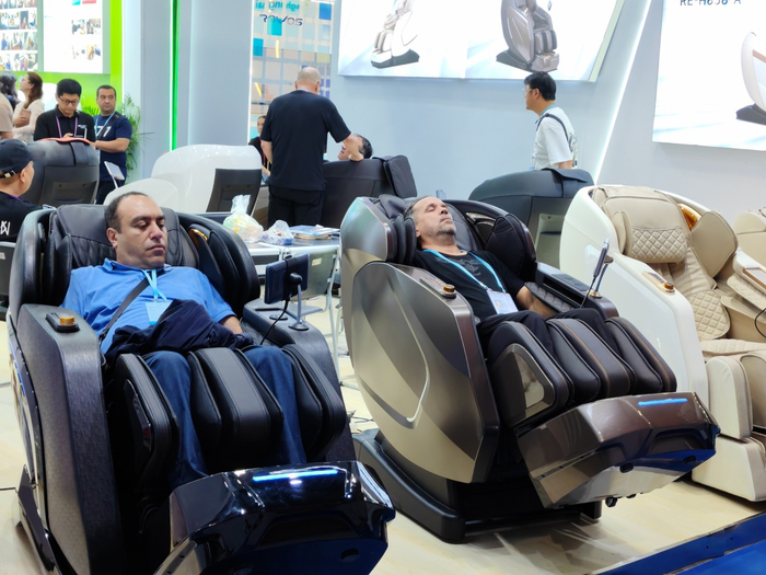 客商体验按摩椅。人民网 宁玉瑛摄
