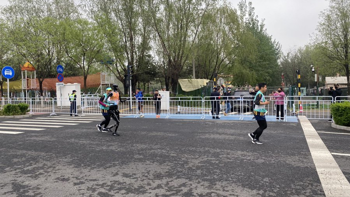 跑友拍下的贾宁领跑的瞬间。 受访者供图