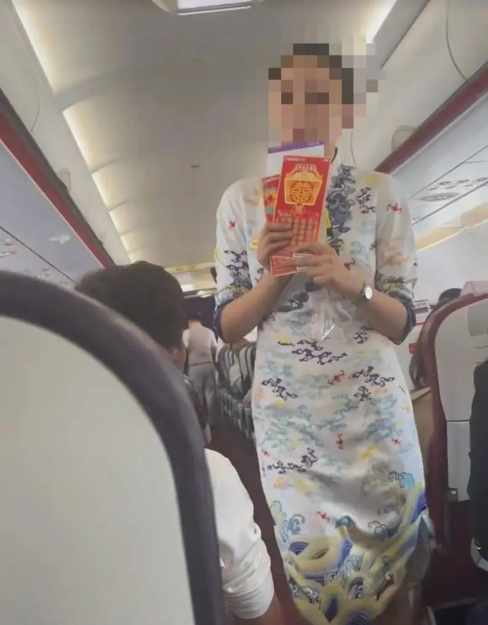 空姐在飞机上售卖刮刮乐。（来源：纵览新闻）