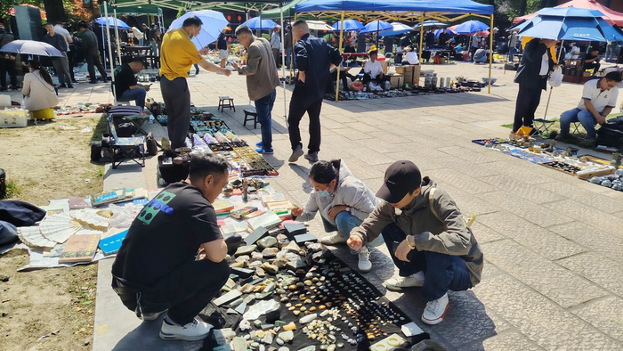 市民在淘宝。 王鹏 摄