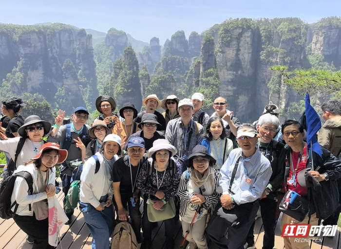 5月1日，外国游客在张家界国家森林公园袁家界景区游玩。张征/摄