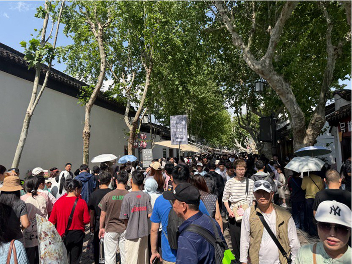 拙政园散客排队入口处（财联社记者摄）