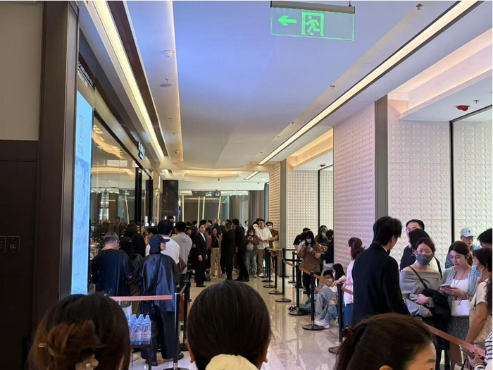 港汇恒隆的老铺黄金排队情况（财联社记者摄）
