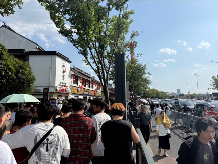 距离山塘街约200米的山塘街“入口”处（财联社记者摄）