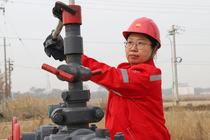 冯萌萌正在检查油田机械设备。（受访者供图）