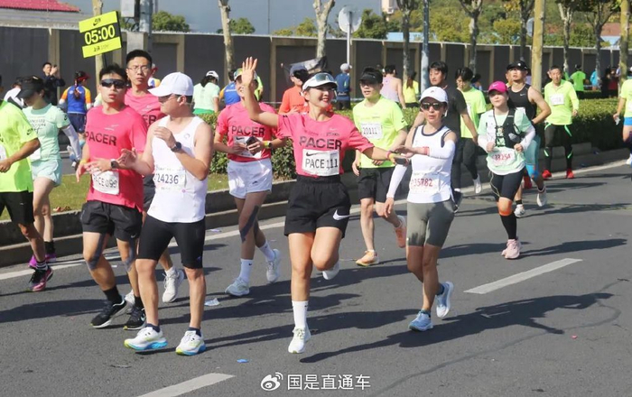 △2024年12月1日，中国首个“白金标”景观体育赛事上海国际马拉松大赛起跑。中新社发 陈玉宇 摄