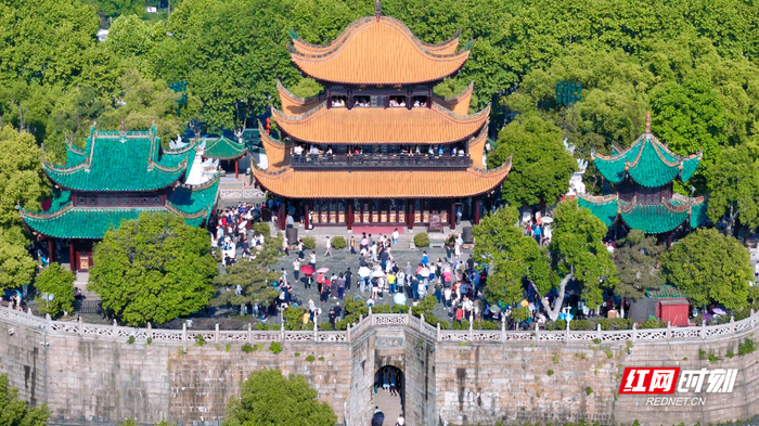 “五一”假期首日，游客