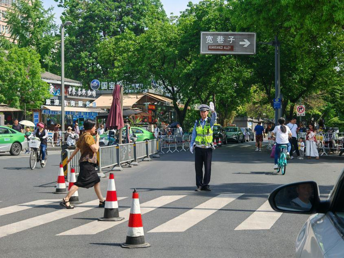成都公安交警在宽窄巷子等景区周边主要路口、路段指挥交通