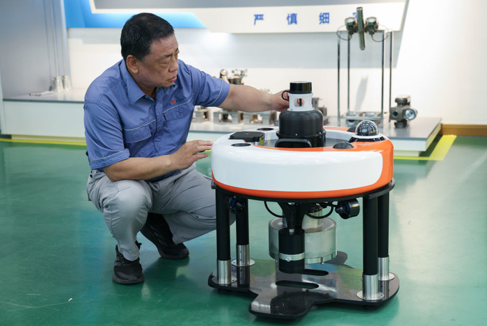 4月24日，乔素凯在大亚湾核电站内的技能中心测试光枪机器人。（受访者供图）