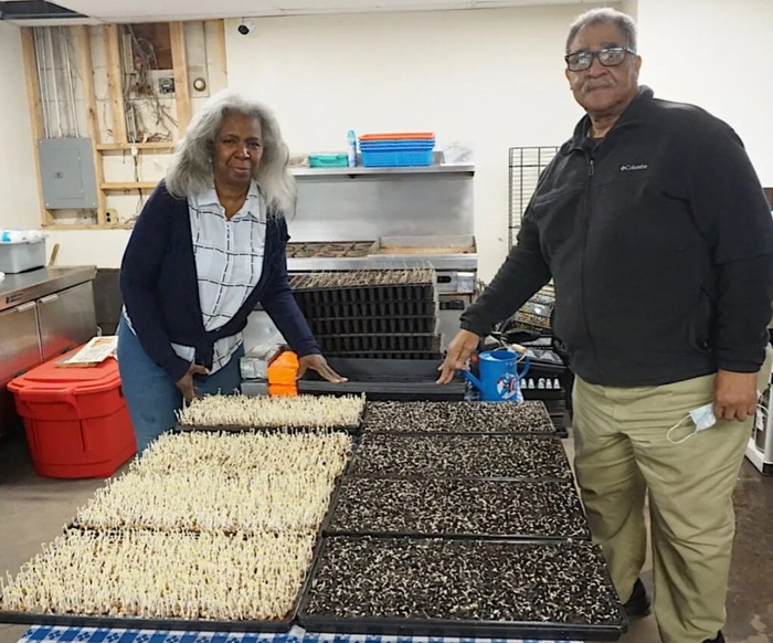 资料图：迈克尔·霍华德（右）和妻子展示伊甸园农场的产品