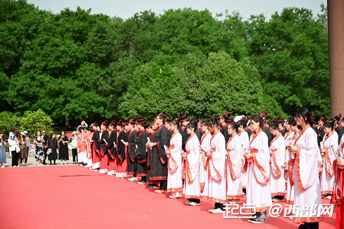 西安汉城湖举办汉式集体成人礼