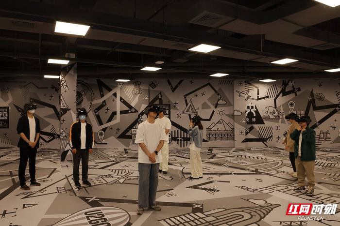 5月1日，游人在武陵源区“身临极境-南极起航”LEB沉浸式大空间VR展厅参观体验 。吴勇兵/摄