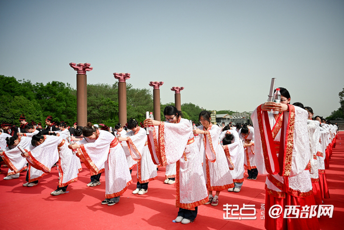 西安汉城湖举办汉式集体成人礼