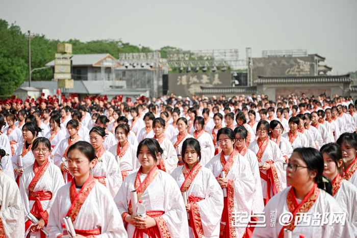 西安汉城湖举办汉式集体成人礼