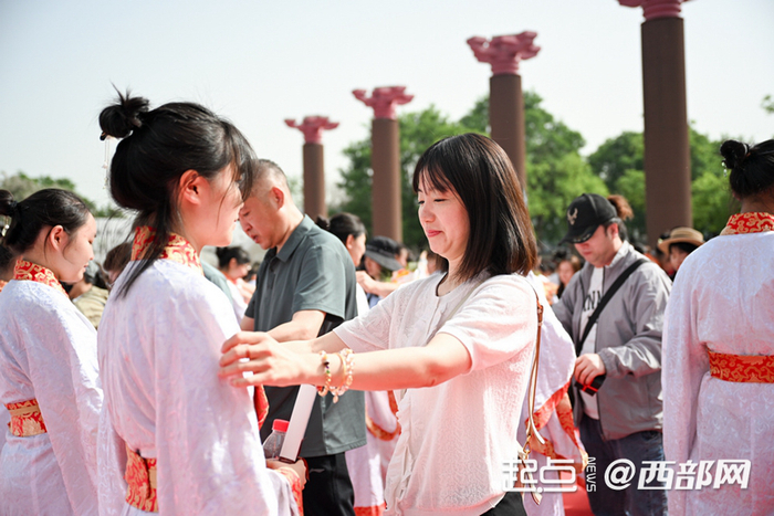 西安汉城湖举办汉式集体成人礼