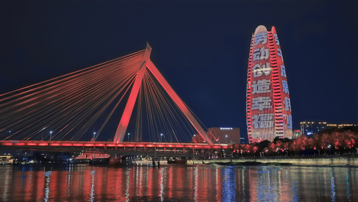 主题灯光秀（央广网记者  张雯雯  摄）