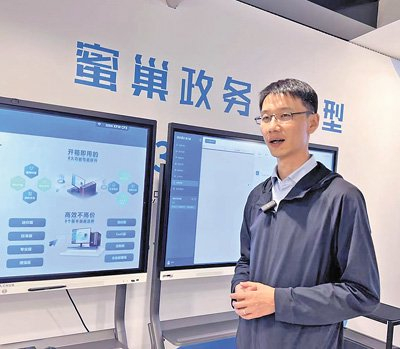 刘益东在介绍企业情况。本报记者 田 泓摄