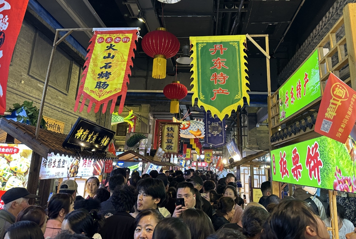 安东老街上游人如织 本报记者 张佳琳/摄