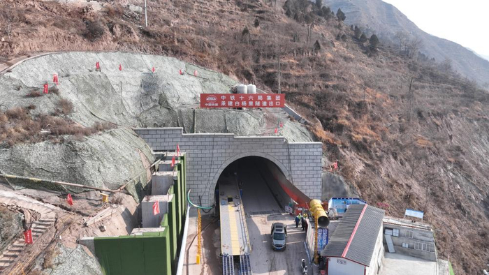 图为天陇铁路白杨里隧道施工现场。（中铁十六局供图）