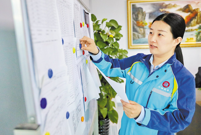     4月24日，王艳春在编制施工计划。本报记者 赵 杰摄