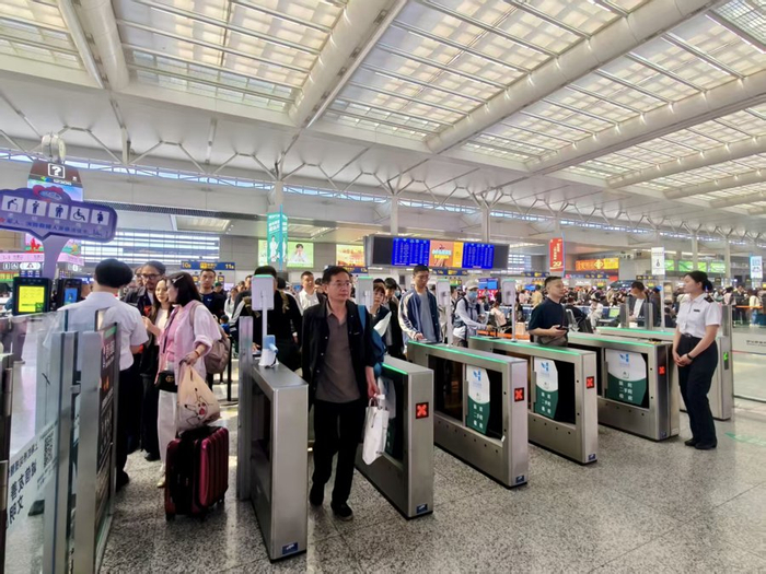 铁路上海站迎来假期客流最高峰