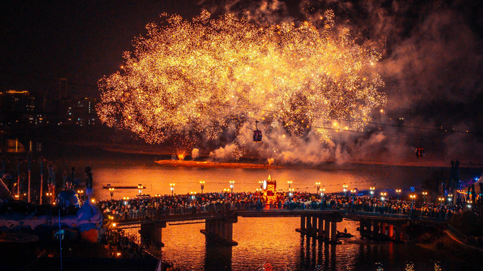 5月1日晚，游客在上海海昌海洋公园观赏烟花秀。新华社发