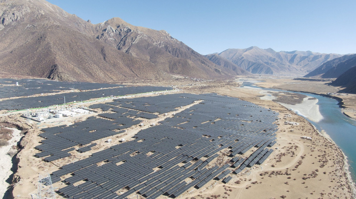 拉萨市墨竹工卡县扎雪乡西藏华电100兆瓦牧光互补光伏发电项目现场。记者 唐斌 摄