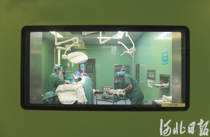  5月1日，新乐市医院医护人员在为患者做手术。