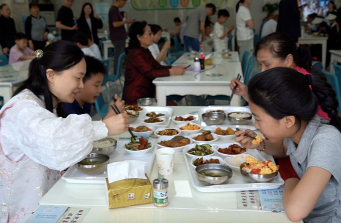 游客们在东海县政府食堂内就餐。图片来源：“东海发布”微信公众号