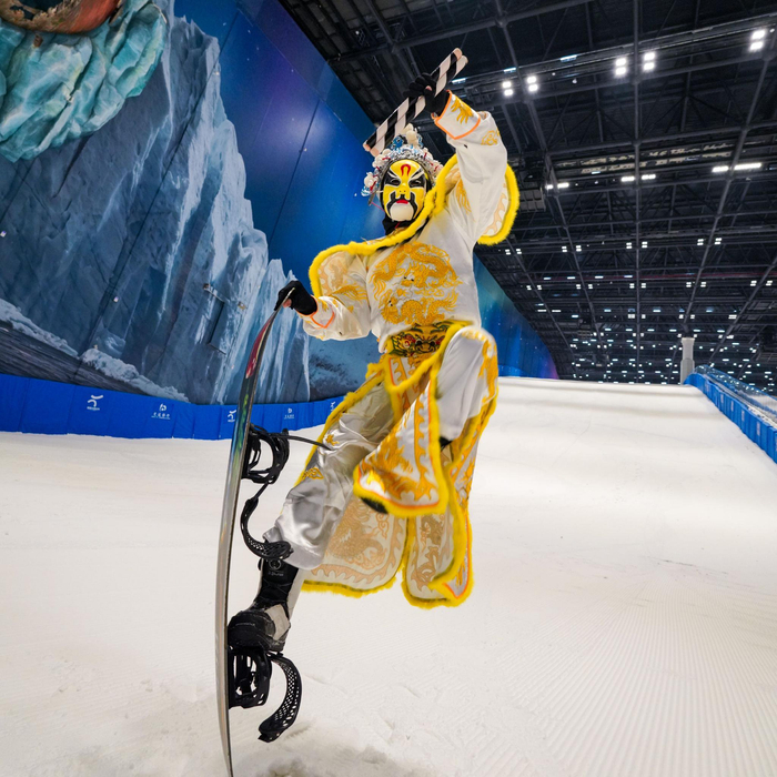 　　“五一”假期，上海耀雪冰雪世界上演“雪上英歌舞”表演。新华社发