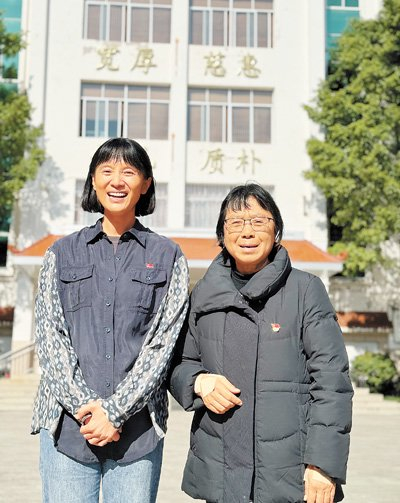 图为宋佳在华坪拍摄《山花烂漫时》期间与张桂梅合影。宋佳 供图