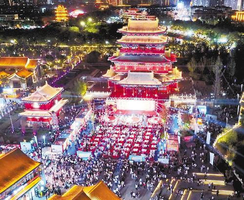     5月1日，沧州第二届火锅鸡文化节现场。 本报记者 戴绍志摄