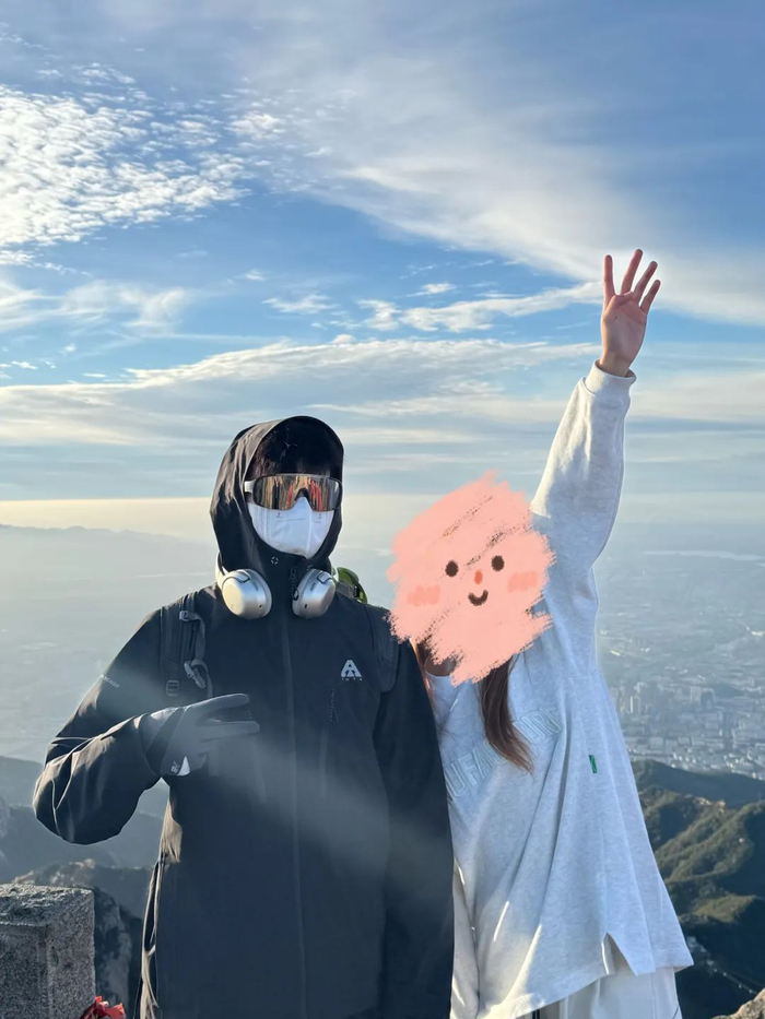 陪爬员天空（左）与选择陪爬的游客在山顶的合影。受访者供图