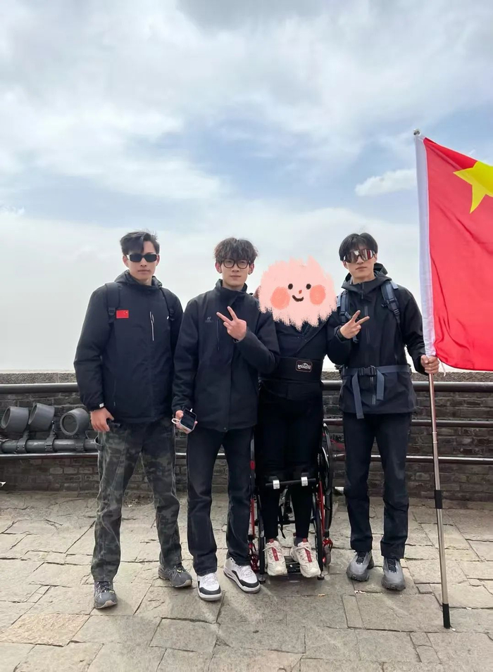 落雾和小伙伴与轮椅小姐姐的合影。受访者供图