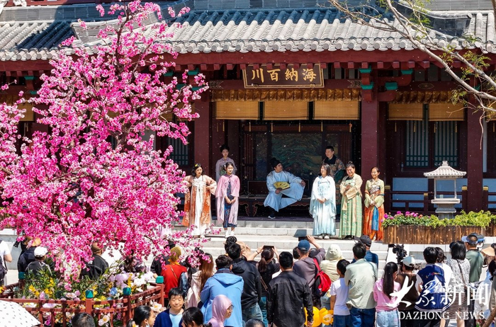 德州市乐陵影视城锦绣唐园，唐朝古风文创演出、典雅仿古建筑街区，让游客体验梦回大唐的华美琳琅。（摄影：贾鹏）